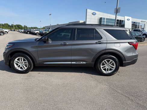 Used 2025 Ford Explorer Active w/ Active Comfort Package RWD image 8