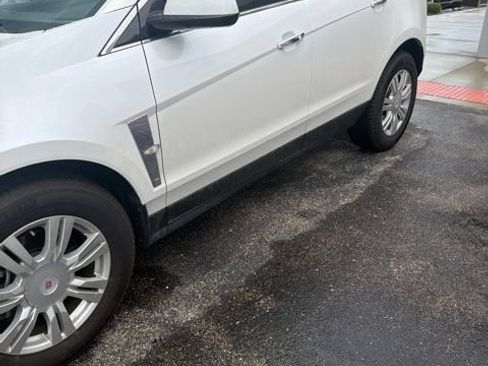 Used 2011 Cadillac SRX Luxury FWD image 2