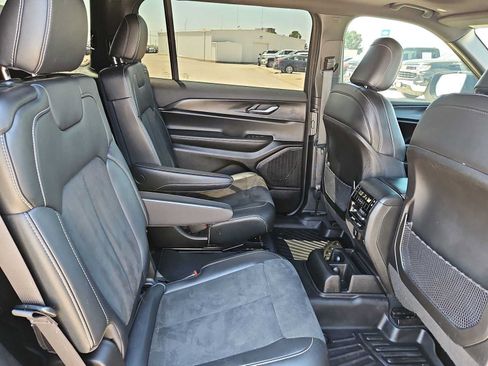 Used 2025 Jeep Grand Cherokee L Altitude AWD/4WD image 17