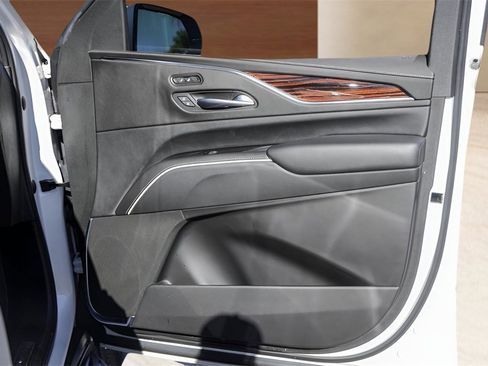 Used 2023 Cadillac Escalade Luxury w/ LPO, Illumination Package image 31