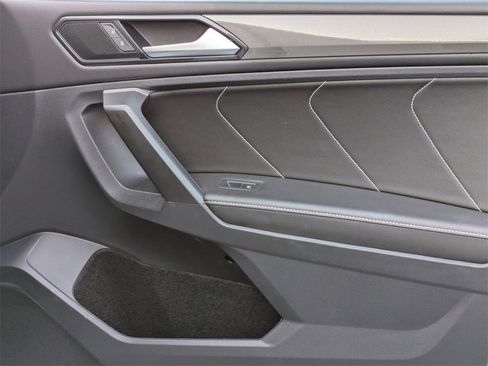 Used 2024 Volkswagen Tiguan SE image 32