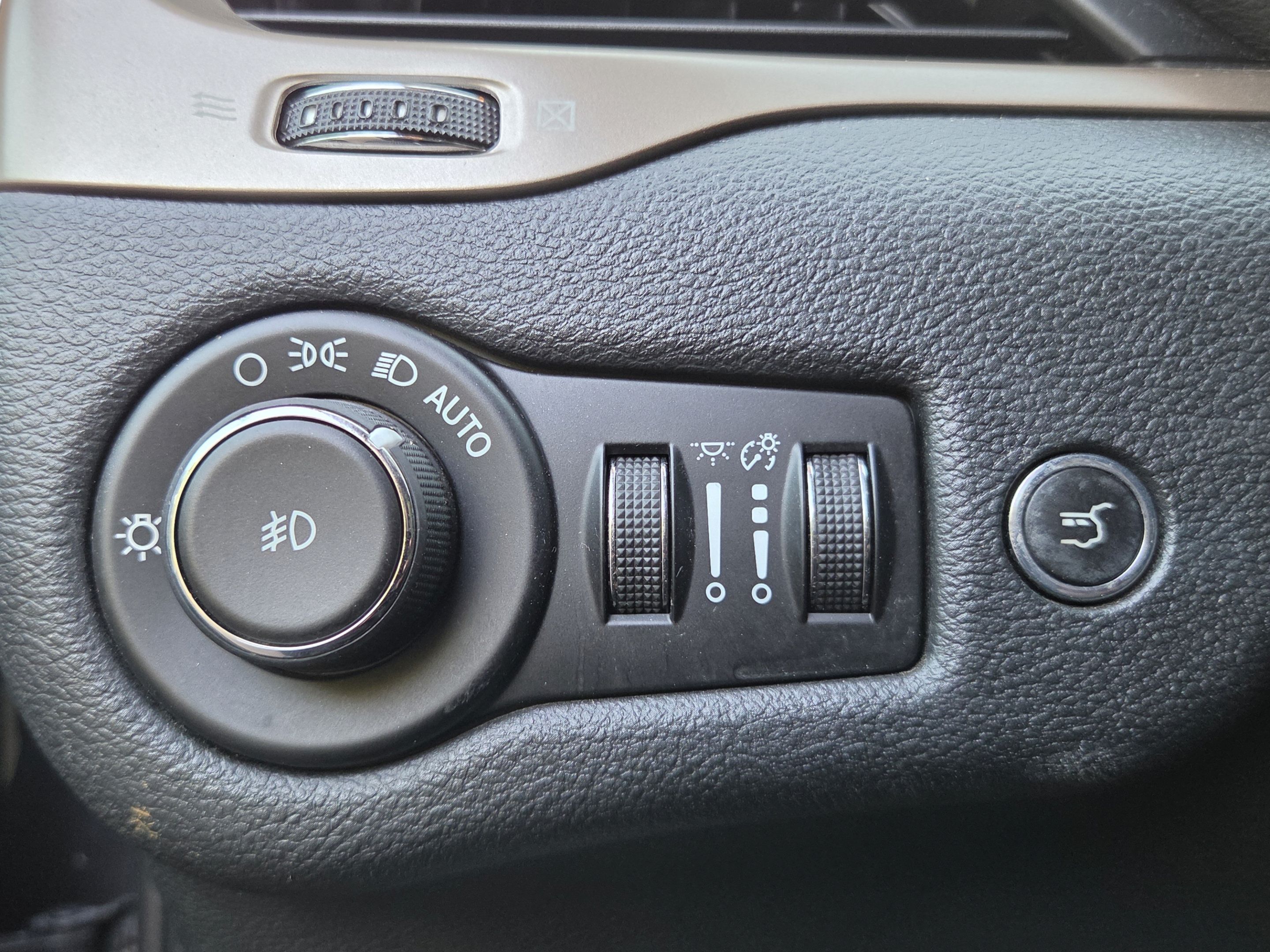 Used 2016 Jeep Cherokee Latitude w/ Comfort/Convenience Group AWD/4WD image 32