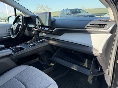 Used 2025 Toyota Sienna LE w/ LE Plus Package image 13