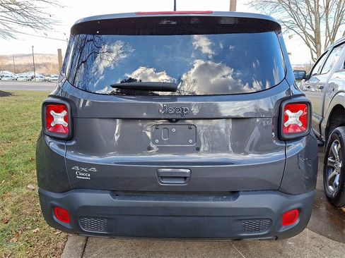 Used 2023 Jeep Renegade Latitude w/ Premium Group image 9