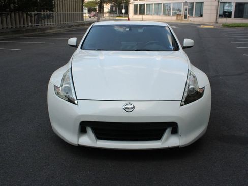Used 2011 Nissan 370Z Coupe RWD image 3