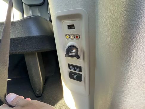 Used 2016 Chrysler Town & Country Touring image 3