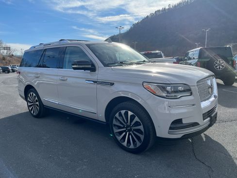 Used 2023 Lincoln Navigator Reserve image 3