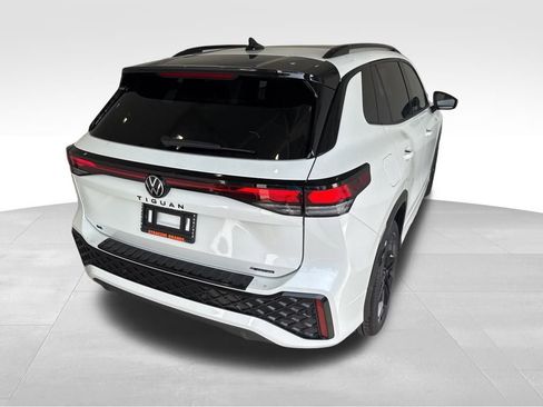 New 2025 Volkswagen Tiguan SE R-Line image 5