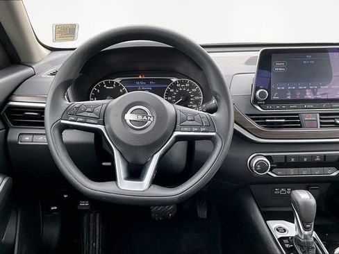 Used 2024 Nissan Altima 2.5 SV image 8