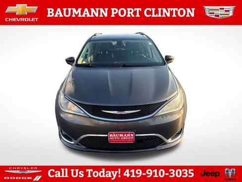 Used 2018 Chrysler Pacifica Touring-L FWD image 9