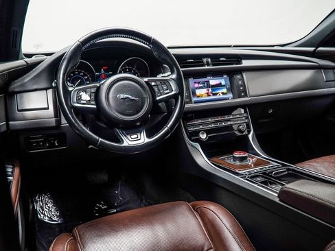 Used 2017 Jaguar XF S image 5
