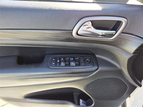 Used 2019 Jeep Grand Cherokee Laredo image 17