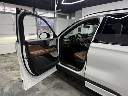 Used 2023 Lincoln Aviator Reserve w/ Jet Appearance Package image 9