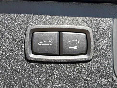 Used 2025 Porsche Macan image 36