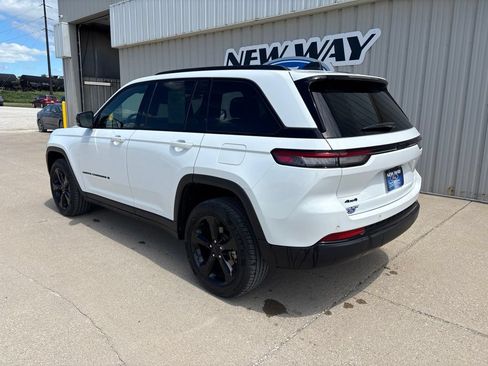 Used 2022 Jeep Grand Cherokee Altitude AWD/4WD image 7