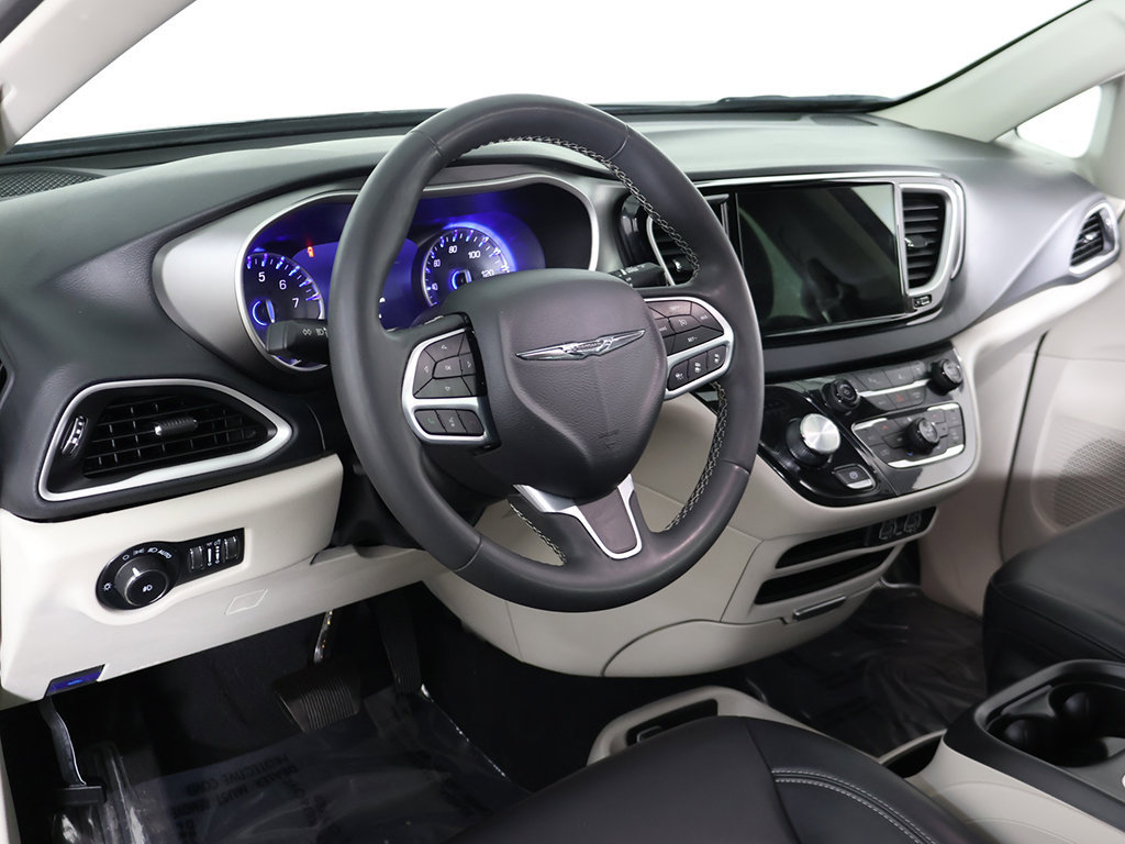 Used 2023 Chrysler Pacifica Touring-L FWD image 24