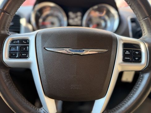 Used 2015 Chrysler Town & Country Touring image 25