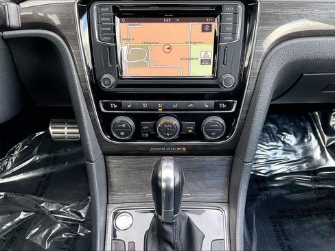 Used 2017 Volkswagen Passat 1.8T SEL Premium image 9