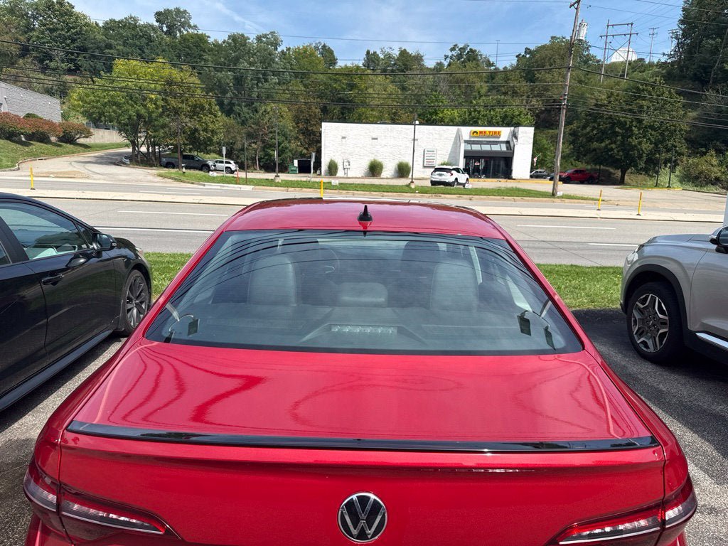 Used 2024 Volkswagen Jetta SE w/ Panoramic Sunroof Package FWD image 3