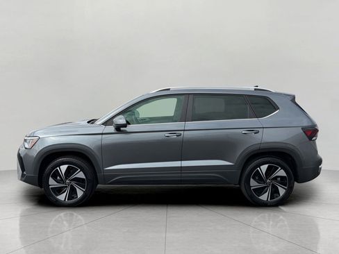 Used 2025 Volkswagen Taos SE AWD/4WD image 4