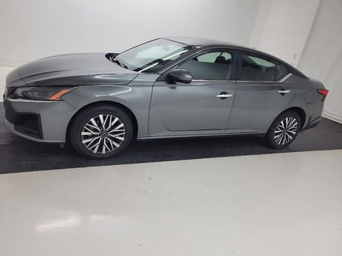 Used 2023 Nissan Altima 2.5 SV AWD/4WD image 2