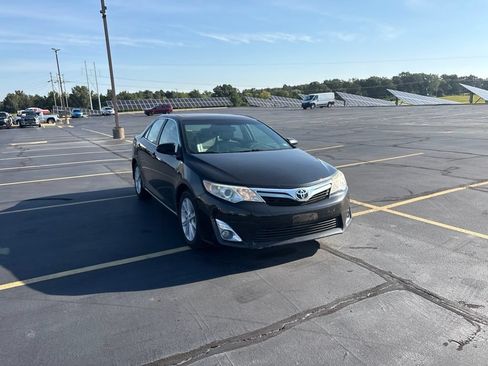 Used 2014 Toyota Camry XLE w/ Leather Package FWD image 6