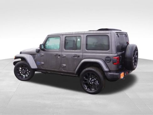 Used 2025 Jeep Wrangler Unlimited Sahara w/ Safety Group AWD/4WD image 9