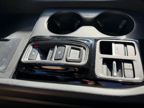 Used 2025 Honda Pilot TrailSport image 27