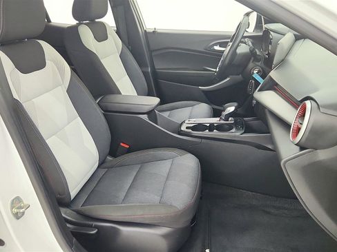 Used 2024 Chevrolet Trax RS w/ Sunroof Package image 35