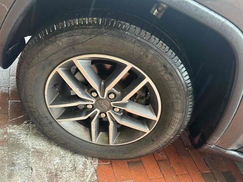 Used 2019 Jeep Grand Cherokee Limited image 11