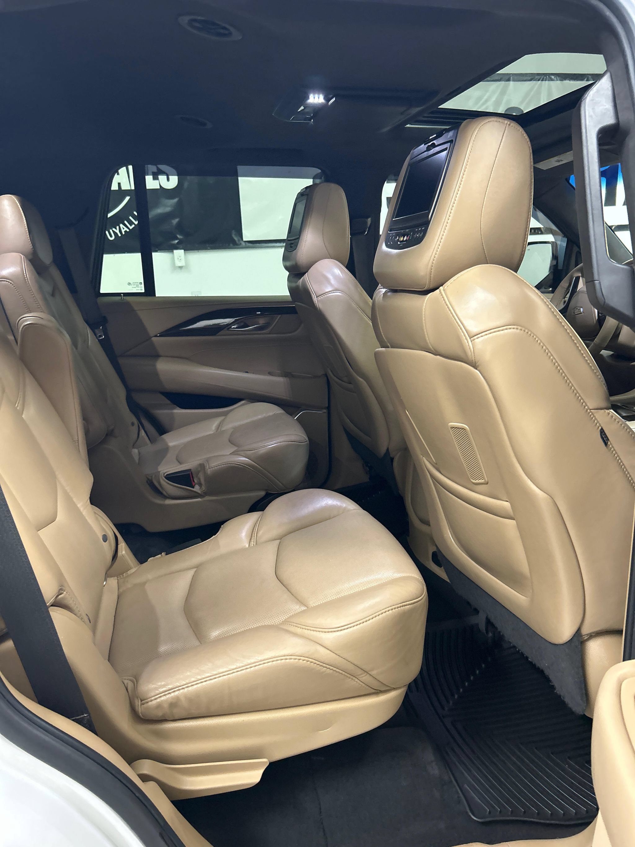 Used 2018 Cadillac Escalade Platinum AWD/4WD image 14