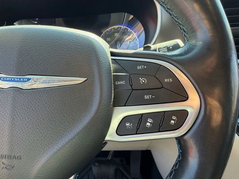 Used 2021 Chrysler Pacifica Touring-L w/ Premium & Safety Sphere Group image 18