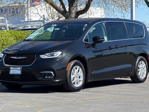 Used 2023 Chrysler Pacifica Touring-L image 8