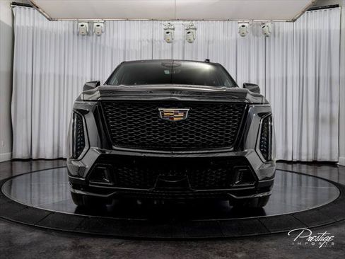 Used 2025 Cadillac Escalade ESV V AWD/4WD image 2