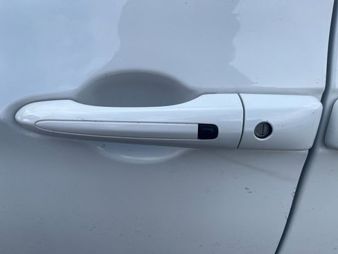 Used 2024 Chrysler Pacifica Touring-L image 16