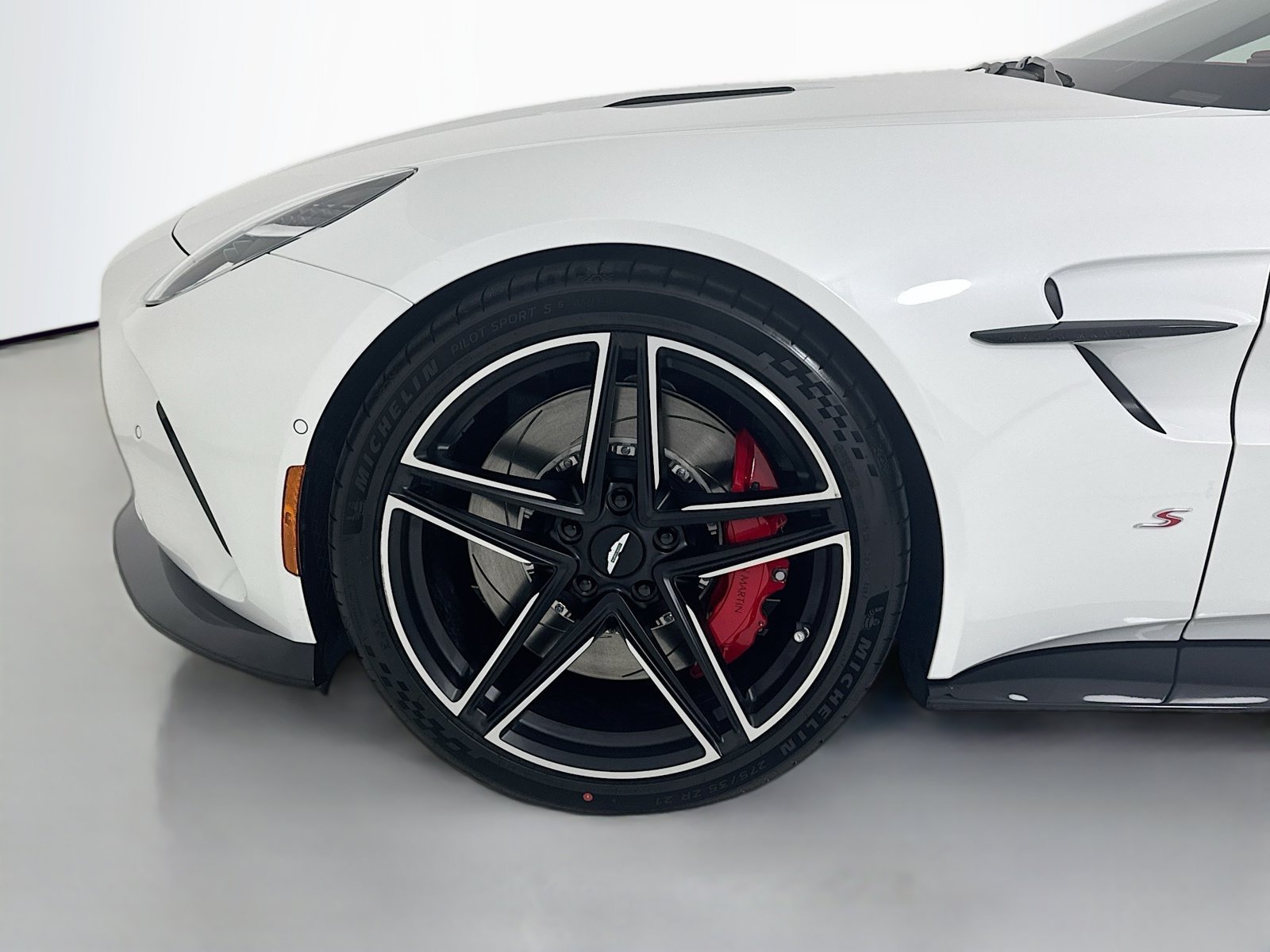 Used 2026 Aston Martin V8 Vantage S RWD image 10