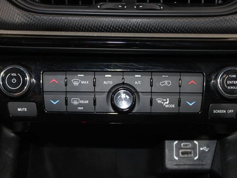 Used 2025 Jeep Compass Trailhawk w/ Trailer Tow Group AWD/4WD image 39