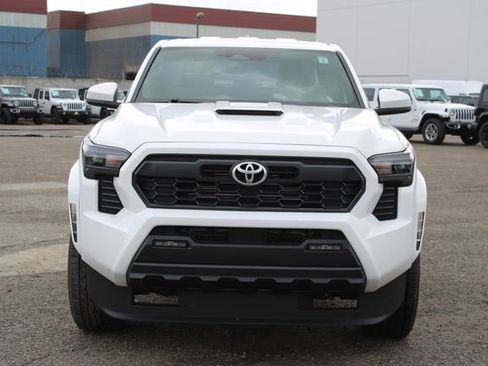 Used 2025 Toyota Tacoma TRD Sport image 2