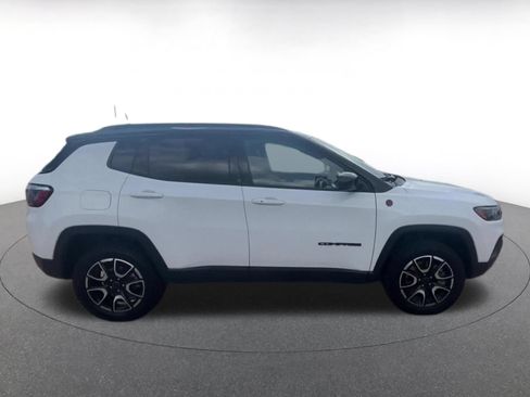 Used 2025 Jeep Compass Trailhawk AWD/4WD image 16