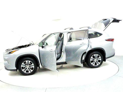 Certified 2024 Toyota Highlander XLE image 10