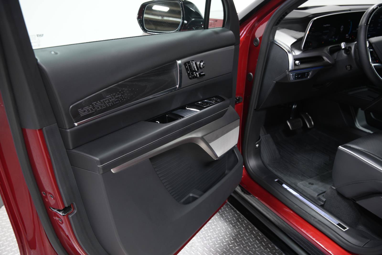 Used 2026 Cadillac Vistiq Platinum w/ LPO, Floor Liner Package AWD/4WD image 37