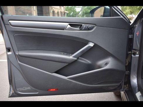 Used 2018 Volkswagen Passat 2.0T R-Line image 18