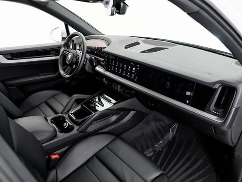 Used 2025 Porsche Cayenne image 22