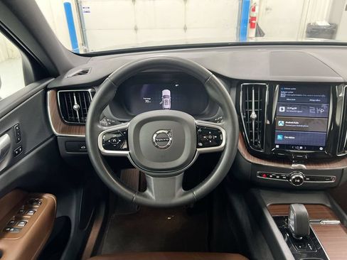 Used 2023 Volvo XC60 B5 Plus FWD image 11