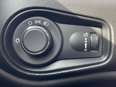 Used 2018 Jeep Renegade Sport w/ Power & Air Group image 18