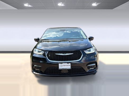 Used 2024 Chrysler Pacifica Touring-L FWD image 6