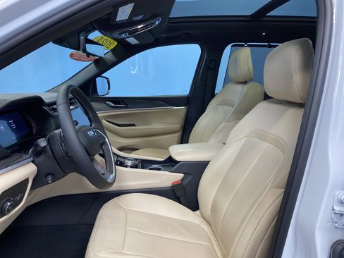 Certified 2024 Jeep Grand Cherokee Limited w/ Luxury Tech Group II image 9