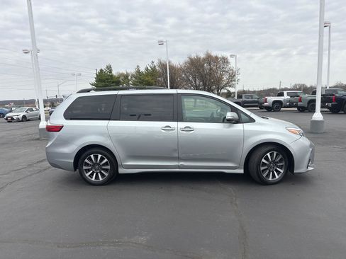 Used 2019 Toyota Sienna Limited image 9