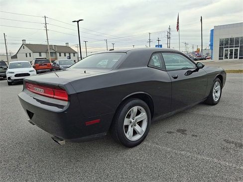 Used 2014 Dodge Challenger SXT image 9