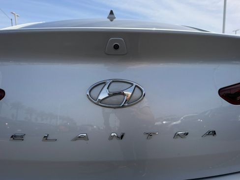 Used 2020 Hyundai Elantra Limited image 24